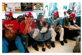 Tribunal Internacional dos Crimes do Latifúndio e da Política Governamental de Violação dos Direitos Humanos (Curitiba-PR, 02 mai. 2001) [fotografia] / Fotógrafo(a) : Douglas Mansur. -- Ref.: BR-SPMST_MST-SN-CIN_AMP_000134-000976-ACS.