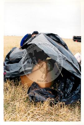 Acampamento "Guarantã" (São Paulo (Estado), jul. 1998) [fotografia] / Fotógrafo(a) : Douglas Mansur. -- Ref.: BR-SPMST_MST-SN-CIN_AMP_000045-000229-ACP.