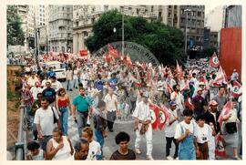 Mobilização (São Paulo-SP, 17 abr. 1988) [fotografia] / Fotógrafo(a) : Douglas Mansur. -- Ref.: BR-SPMST_MST-SN-CIN_AMP_000373-001866-AMT.