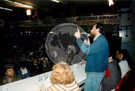 Vigília pela Reforma Agrária no Sindicato dos Metalúrgicos (São Bernardo do Campo-SP, 25 abr. 1992) [fotografia] / Fotógrafo(a) : Arquivo MST. -- Ref.: BR-SPMST_MST-SN-CIN_AMP_000382-002027-AMT.