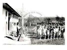 Escola em assentamento (Santa Catarina, 1997) [fotografia] / Fotógrafo(a) : Arquivo MST. -- Ref.: BR-SPMST_MST-SN-CIN_AMP_000887-006232-EDU.