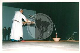 Mística de Abertura do Tribunal (Curitiba-PR, 02 mai. 2001) [fotografia] / Fotógrafo(a) : Douglas Mansur. -- Ref.: BR-SPMST_MST-SN-CIN_AMP_001917-014364-SJM.