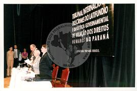 Tribunal Internacional dos Crimes do Latifúndio e da Política Governamental de Violação dos Direitos Humanos (Curitiba-PR, 02 mai. 2001) [fotografia] / Fotógrafo(a) : Douglas Mansur. -- Ref.: BR-SPMST_MST-SN-CIN_AMP_000134-000927-ACS.