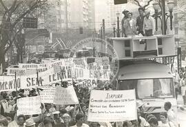 Manifestação pelo dia do agricultor (São Paulo (Estado), 25 jul. 1985) [fotografia] / Fotógrafo(a) : Regina Vilela. -- Ref.: BR-SPMST_MST-SN-CIN_AMP_000360-001728-AMT.