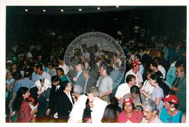Mística de Abertura do Tribunal (Curitiba-PR, 02 mai. 2001) [fotografia] / Fotógrafo(a) : Douglas Mansur. -- Ref.: BR-SPMST_MST-SN-CIN_AMP_001917-014353-SJM.