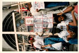 Mobilização (São Paulo-SP, 17 abr. 1988) [fotografia] / Fotógrafo(a) : Douglas Mansur. -- Ref.: BR-SPMST_MST-SN-CIN_AMP_000372-001829-AMT.