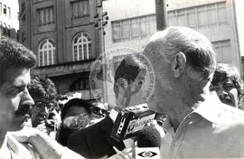 Ato do 1o de Maio, promovido pela CGT [com presença de] Franco Montoro [Governador, São Paulo, PMDB] (São Paulo-SP, 01 mai. 1986) [fotografia] / Fotógrafo(a) : Regina Vilela. -- Ref.: BR-SPMST_MST-SN-CIN_AMP_001535-012001-PER.