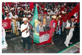 Mobilização para Marcha das Mulheres do acampamento "Terra sem males" do MST na Praça da Sé (São Paulo-SP, 08 mar. 2002) [fotografia] / Fotógrafo(a) : Arquivo MST. -- Ref.: BR-SPMST_MST-SN-CIN_AMP_000399-002265-AMT.