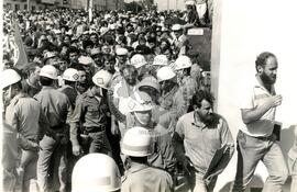 Manifestação Dia do Agricultor (Erechim-RS, 24 jul. 1987) [fotografia] / Fotógrafo(a) : Karine Emerich. -- Ref.: BR-SPMST_MST-SN-CIN_AMP_000456-002669-AMT.