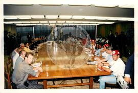 Audiência com o presidente Fernando Henrique Cardoso (Distrito Federal (Brasil), mai. 1995) [fotografia] / Fotógrafo(a) : Douglas Mansur. -- Ref.: BR-SPMST_MST-SN-CIN_AMP_000632-003588-ARV.