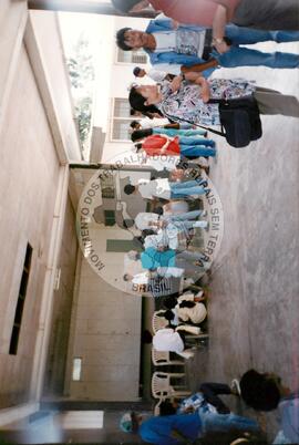 Viagem de Joelson, Ênio e João Pedro (Ásia, 1996) [fotografia] / Fotógrafo(a) : [sem autoria]. -- Ref.: BR-SPMST_MST-SN-CIN_AMP_001138-009501-RIT.