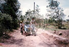 Viagem de Joelson, Ênio e João Pedro (Ásia, 1996) [fotografia] / Fotógrafo(a) : [sem autoria]. -- Ref.: BR-SPMST_MST-SN-CIN_AMP_001138-009488-RIT.