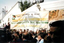 Manifestação durante a visita de FHC a Santarém (Santarém (Espanha), [sem data]) [fotografia] / Fotógrafo(a) : [sem autoria]. -- Ref.: BR-SPMST_MST-SN-CIN_AMP_001121-009272-RIT.