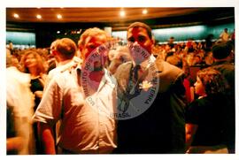 Tribunal Internacional dos Crimes do Latifúndio e da Política Governamental de Violação dos Direitos Humanos (Curitiba-PR, 02 mai. 2001) [fotografia] / Fotógrafo(a) : Douglas Mansur. -- Ref.: BR-SPMST_MST-SN-CIN_AMP_000135-001039-ACS.