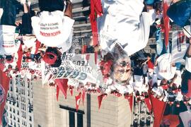 Chegada da Marcha Nacional à Brasília (Brasília-DF, fev. 1997) [fotografia] / Fotógrafo(a) : Douglas Mansur ; Paulo P. Lima. -- Ref.: BR-SPMST_MST-SN-CIN_AMP_001397-011058-MAC.