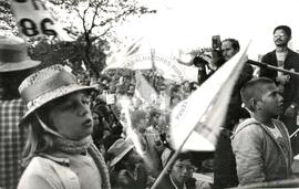 Manifestação em frente ao INCRA no Dia do Trabalhador Rural (Porto Alegre-RS, 27 jul. 1986) [fotografia] / Fotógrafo(a) : Karine Emerich. -- Ref.: BR-SPMST_MST-SN-CIN_AMP_000451-002592-AMT.