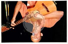 Semana Nacional da Cultura Brasileira e Reforma Agrária [com presença de] Marimbondo Chapéu (Rio de Janeiro (Estado), 18 mar. 2002) [fotografia] / Fotógrafo(a) : João Laet. -- Ref.: BR-SPMST_MST-SN-CIN_AMP_001638-012482-PER.