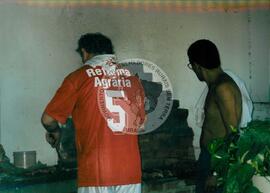 Partida de futebol entre o time do MST e do Chico Buarque (Rio de Janeiro (Estado), mar. 2000) [fotografia] / Fotógrafo(a) : Maysa Mendonça. -- Ref.: BR-SPMST_MST-SN-CIN_AMP_000805-005226-CUL.