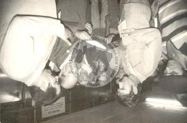 Congresso Nacional do MST, convite a Tancredo Neves [candidato à Presidente da República, Aliança Democrática] (Mato Grosso do Sul, 02 out. 1984) [fotografia] / Fotógrafo(a) : Arquivo MST. -- Ref.: BR-SPMST_MST-SN-CIN_AMP_001706-012732-PER.