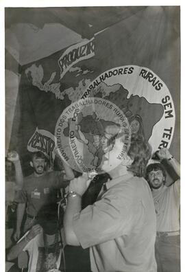 Congresso Nacional do MST, 2o (Distrito Federal (Brasil), 08 mai. 1990) [fotografia] / Fotógrafo(a) : Douglas Mansur ; Carlos Carvalho. -- Ref.: BR-SPMST_MST-SN-CIN_AMP_000703-004232-CGR.
