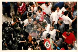 Mobilização (São Paulo-SP, 17 abr. 1988) [fotografia] / Fotógrafo(a) : Douglas Mansur. -- Ref.: BR-SPMST_MST-SN-CIN_AMP_000372-001853-AMT.