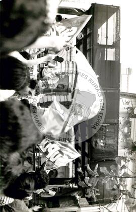 José Dirceu (Brasil, [sem data]) [fotografia] / Fotógrafo(a) : Antônio Tomanini ; Arquivo MST ; Bernardo Fernandes ; Débora Lerrer ; Douglas Mansur ; Mário de Freitas ; Regina Vilela. -- Ref.: BR-SPMST_MST-SN-CIN_AMP_001588-012164-PER.