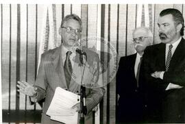 Reunião de líderes do MST com o presidente Fernando Henrique Cardoso e Ministro Raul Jungmann (Distrito Federal (Brasil), 02 mai. 1996) [fotografia] / Fotógrafo(a) : Douglas Mansur ; Francisca Montejo. -- Ref.: BR-SPMST_MST-SN-CIN_AMP_000635-003606-ARV.