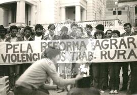 Manifestação no Dia do Trabalhador Rural (Florianópolis-SC, 25 jul. 1986) [fotografia] / Fotógrafo(a) : CPT/Florianópolis. -- Ref.: BR-SPMST_MST-SN-CIN_AMP_000480-002802-AMT.