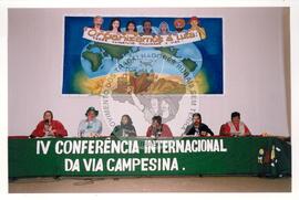 Conferência Internacional da Via Campesina, 4a (Itaci-SP, 14 jul. 2004) [fotografia] / Fotógrafo(a) : Douglas Mansur. -- Ref.: BR-SPMST_MST-SN-CIN_AMP_001164-010220-RIT.