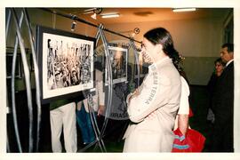 Lançamento da Exposição "Terra" (São Paulo (Estado), 10 abr. 1997) [fotografia] / Fotógrafo(a) : Douglas Mansur. -- Ref.: BR-SPMST_MST-SN-CIN_AMP_001030-008163-ELF.