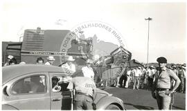 Manifestação (Campo Erê-SC, 1987) [fotografia] / Fotógrafo(a) : Arquivo MST. -- Ref.: BR-SPMST_MST-SN-CIN_AMP_000481-002804-AMT.