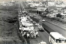 Caminhada pela Reforma Agrária (Campinas-SP, 01 mar. 1986) [fotografia] / Fotógrafo(a) : Douglas Mansur. -- Ref.: BR-SPMST_MST-SN-CIN_AMP_001424-011492-MAC.