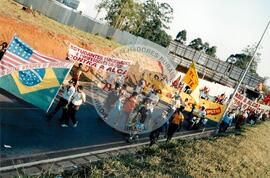 Entrega do resultado do plesbicito da ALCA atividades nacionais conjuntas (Distrito Federal (Brasil), 16 set. 2001) [fotografia] / Fotógrafo(a) : Gildo Aguiar. -- Ref.: BR-SPMST_MST-SN-CIN_AMP_000586-003291-AMT.