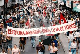 Encontro Estadual do MST, 13o (Rio Grande do Sul, 13 dez. 1999) [fotografia] / Fotógrafo(a) : Montse Poblet. -- Ref.: BR-SPMST_MST-SN-CIN_AMP_000976-007741-ENC.