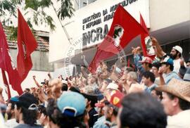Ocupação do INCRA (Paraná, 10 abr. 1996) [fotografia] / Fotógrafo(a) : Frigo. -- Ref.: BR-SPMST_MST-SN-CIN_AMP_001891-014204-OCU.