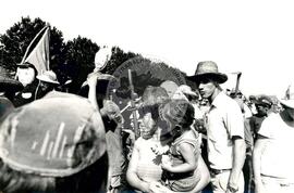 Protesto contra a violência da PM na "Fazenda Annoni" (Rio Grande do Sul, 02 out. 1986) [fotografia] / Fotógrafo(a) : Karine Emerich. -- Ref.: BR-SPMST_MST-SN-CIN_AMP_000452-002617-AMT.