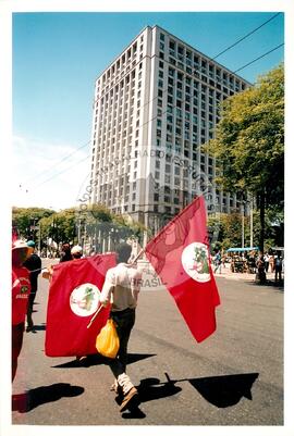 Mobilização para Marcha das Mulheres do acampamento "Terra sem males" do MST na Praça da Sé (São Paulo-SP, 08 mar. 2002) [fotografia] / Fotógrafo(a) : Arquivo MST. -- Ref.: BR-SPMST_MST-SN-CIN_AMP_000399-002286-AMT.