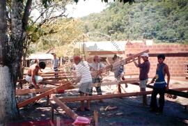 Assentamento "Justino" do MST - construção civil (Santa Catarina, [sem data]) [fotografia] / Fotógrafo(a) : Arquivo MST. -- Ref.: BR-SPMST_MST-SN-CIN_AMP_000203-001505-ASS.