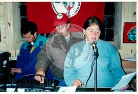 Oficina de Rádio no assentamento "Conquista da Fronteira" do MST (Hulha Negra-RS, jun. 2001) [fotografia] / Fotógrafo(a) : Leticia Barqueta. -- Ref.: BR-SPMST_MST-SN-CIN_AMP_000691-003890-ARV.