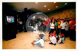 Tribunal Internacional dos Crimes do Latifúndio e da Política Governamental de Violação dos Direitos Humanos (Curitiba-PR, 02 mai. 2001) [fotografia] / Fotógrafo(a) : Douglas Mansur. -- Ref.: BR-SPMST_MST-SN-CIN_AMP_000134-000950-ACS.