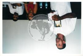 Semana Nacional de Cultura Brasileira e Reforma Agrária (Rio de Janeiro-RJ, 18 mar. 2002) [fotografia] / Fotógrafo(a) : João Laet. -- Ref.: BR-SPMST_MST-SN-CIN_AMP_001811-013151-NDT.