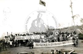 Ocupação Fazenda Seringal (Rondônia, 25 jun. 1989) [fotografia] / Fotógrafo(a) : Etelvina Mastoli. -- Ref.: BR-SPMST_MST-SN-CIN_AMP_001869-014166-OCU.