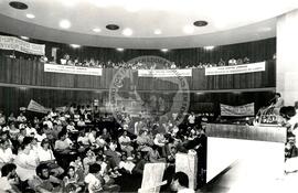 Ato na Câmara Municipal de São Paulo em homenagem ao Padre Ramim assasinado em junho de 1985 (São Paulo-SP, 10 dez. 1985) [fotografia] / Fotógrafo(a) : Regina Vilela. -- Ref.: BR-SPMST_MST-SN-CIN_AMP_000364-001753-AMT.