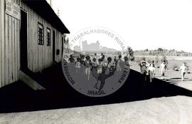 Escola em assentamento (Santa Catarina, 1997) [fotografia] / Fotógrafo(a) : Arquivo MST. -- Ref.: BR-SPMST_MST-SN-CIN_AMP_000887-006212-EDU.