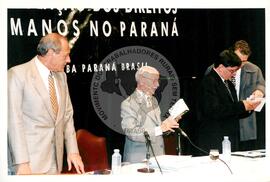 Tribunal Internacional dos Crimes do Latifúndio e da Política Governamental de Violação dos Direitos Humanos (Curitiba-PR, 02 mai. 2001) [fotografia] / Fotógrafo(a) : Douglas Mansur. -- Ref.: BR-SPMST_MST-SN-CIN_AMP_000135-000997-ACS.