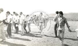 Via Sacra ao acampamento de Salto (Salto do Jacuí-RS, 24 mar. 1989) [fotografia] / Fotógrafo(a) : Volnei Manfron. -- Ref.: BR-SPMST_MST-SN-CIN_AMP_001961-015023-SPR.