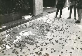 Ato em frente ao consulado brasileiro (Madri (Espanha), 24 abr. 1996) [fotografia] / Fotógrafo(a) : Arquivo MST. -- Ref.: BR-SPMST_MST-SN-CIN_AMP_001117-009210-RIT.