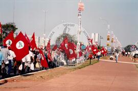 Entrega do resultado do plesbicito da ALCA atividades nacionais conjuntas (Distrito Federal (Brasil), 16 set. 2001) [fotografia] / Fotógrafo(a) : Gildo Aguiar. -- Ref.: BR-SPMST_MST-SN-CIN_AMP_000587-003377-AMT.