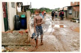 Semana Nacional de Cultura Brasileira e Reforma Agrária (Rio de Janeiro-RJ, 18 mar. 2002) [fotografia] / Fotógrafo(a) : João Laet. -- Ref.: BR-SPMST_MST-SN-CIN_AMP_001817-013420-NDT.