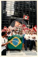 Mobilização (São Paulo-SP, 17 abr. 1988) [fotografia] / Fotógrafo(a) : Douglas Mansur. -- Ref.: BR-SPMST_MST-SN-CIN_AMP_000372-001854-AMT.
